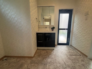 【独立洗面台】 | 佐伯区八幡東4丁目　限定1棟 | 三面鏡付きの洗面台は、メイクもドライヤーも余裕のスペースです☆