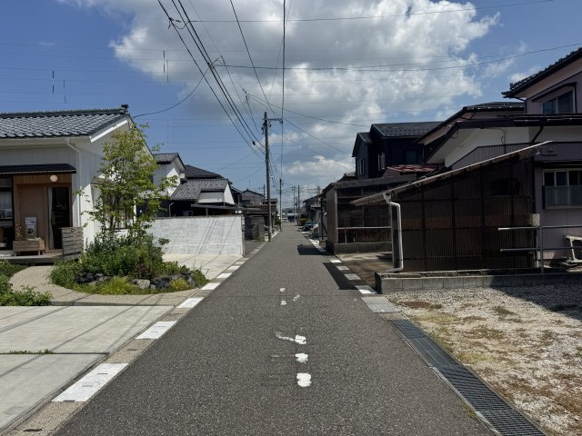 東区新岡山2丁目　中古戸建の前面道路含む現地写真