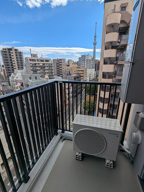 S-RESIDENCE ASAKUSA ディバースの設備|802号室のリビングと独立した5.6帖洋室のバルコニー、2号室の上層階からはバルコニーからスカイツリー隅田川花火見えます