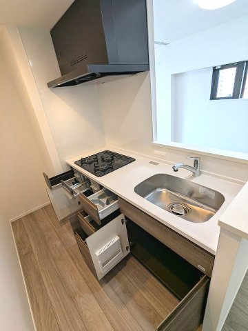 S-RESIDENCE ASAKUSA ディバースの設備|グリル付ガス3口システムカウンターキッチン、瀟洒でお手入れ楽なガラストップコンロです