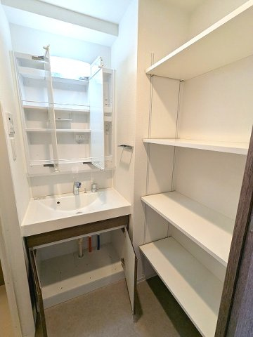 S-RESIDENCE ASAKUSA ディバースの洗面所|801号室のリビングと独立した5.6帖洋室のバルコニー、2号室の上層階からはバルコニーからスカイツリー隅田川花火見えます