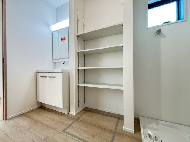 ダイマルタウン　瑞穂市古橋第22　全３区画分譲の独立洗面台|収納力と機能性に優れた、お手入れラクラク三面鏡洗面化粧台です。朝の身支度もスムーズにできます。