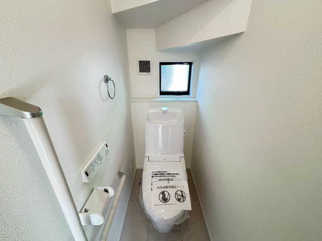 ダイマルタウン　瑞穂市古橋第22　全３区画分譲のトイレ|新素材「アクアセラミック」は、便器洗浄やお掃除をするたび汚物を浮かせて洗い流すのでお掃除楽々です。