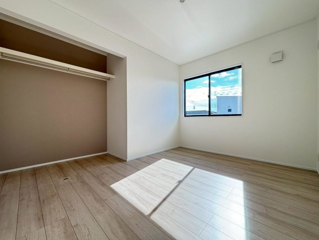 ダイマルタウン　瑞穂市古橋第22　全３区画分譲の洋室|全居室に大型収納を設置。窓ガラスは断熱性能や結露防止効果の高いLOW-E複層ガラスを採用しています。