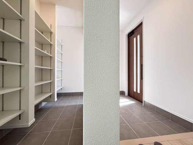 ダイマルタウン　瑞穂市古橋第22　全３区画分譲の玄関|シューズ収納付きで玄関周りもすっきり！玄関ドアからの光が玄関ホールを明るくしてくれます。