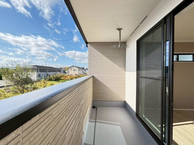 ダイマルタウン　瑞穂市古橋第22　全３区画分譲のバルコニー|バルコニーは南向きで洗濯物もよく乾きます！強度と表面積硬度を持つFPRで防水しています。