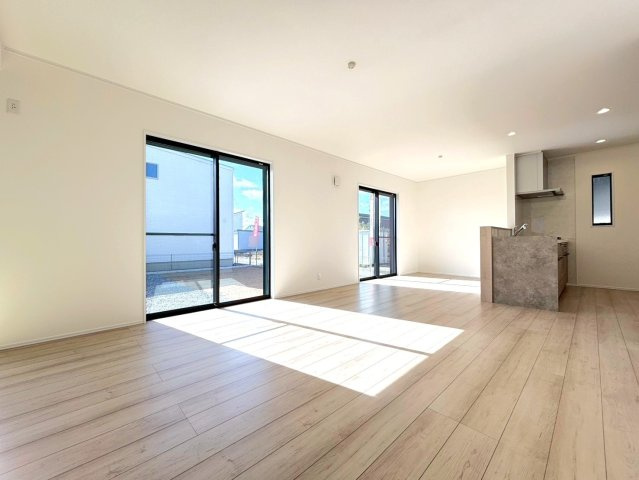 ダイマルタウン　瑞穂市古橋第22　全３区画分譲の居間・リビング|シンプルで温かみのあるナチュラルテイストのリビングダイニング。広々設計でゆとりのある空間です。