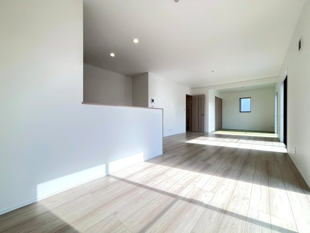 ダイマルタウン　瑞穂市古橋第22　全３区画分譲の居間・リビング|シンプルで温かみのあるナチュラルテイストのリビングダイニング。広々設計でゆとりのある空間です。