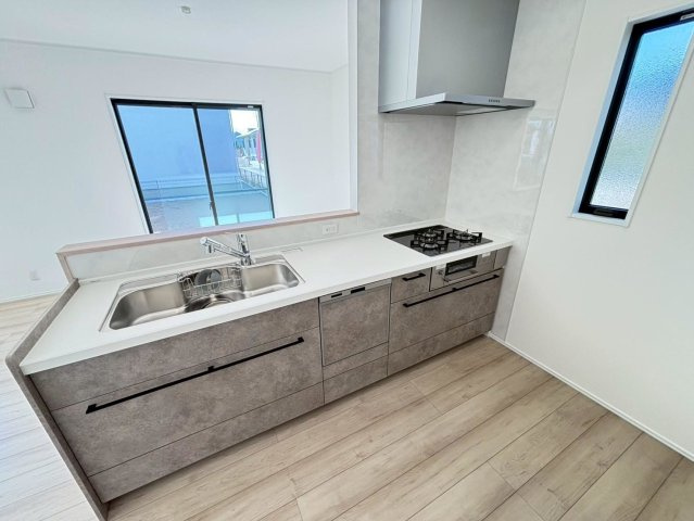 ダイマルタウン　瑞穂市古橋第22　全３区画分譲のキッチン|家事の時間短縮・節水にもなる食器洗い乾燥機付き。浄水器付き水栓で、いつでもきれいな水が使えます。　　