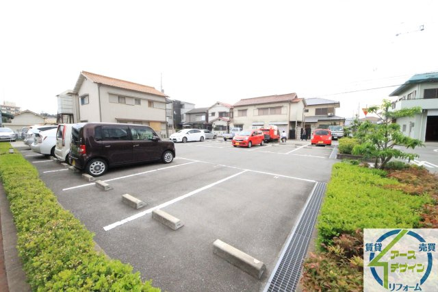 サンモール和坂の駐車場|駐車場があるので、車を買う予定の方も安心です
