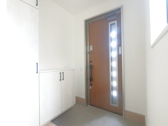 鳥栖市鎗田町2期　2号棟の内観：施工例|玄関クローゼット