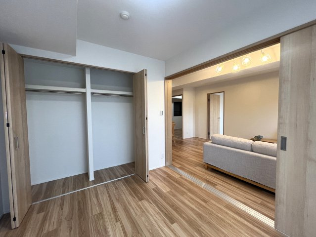 変わった間取りからコンニチハ！【ナイスパークステージ東戸塚】の洋室|きれいな洋室です