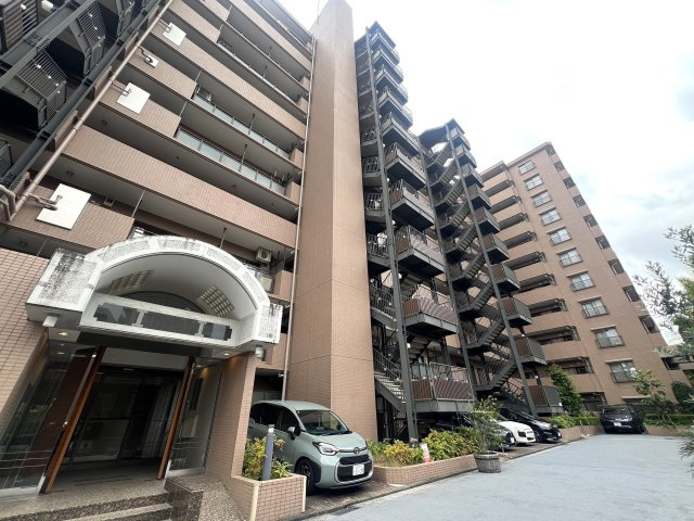 変わった間取りからコンニチハ！【ナイスパークステージ東戸塚】の外観|落ち着いた雰囲気の外観です