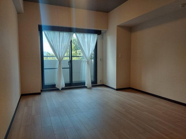 ラ・ビスタ宝塚ウエストウイング三番館の洋室|洋室約10.9帖