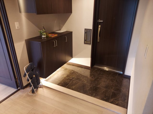 ラ・ビスタ宝塚ウエストウイング三番館の玄関