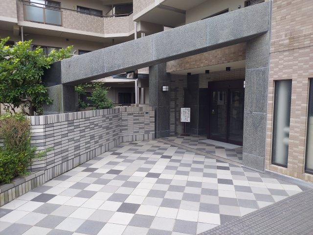 ラ・ビスタ宝塚ウエストウイング三番館のエントランス