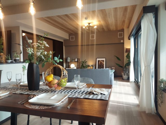 ラ・ビスタ宝塚ウエストウイング三番館の居間・リビング