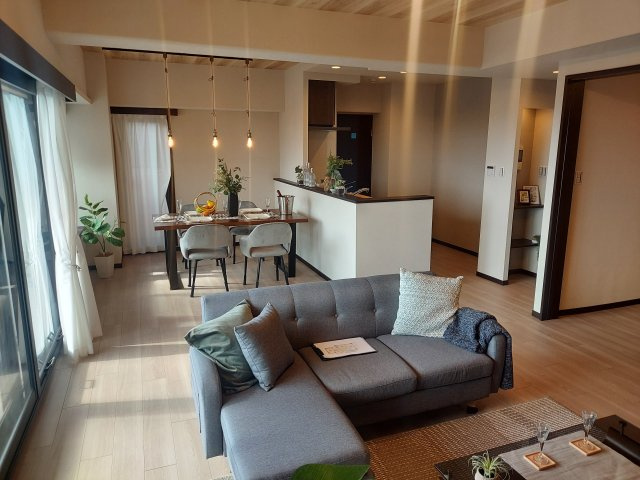 ラ・ビスタ宝塚ウエストウイング三番館の居間・リビング