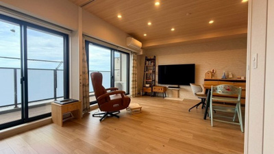 【居間・リビング】 | リビオシティ三国ヶ丘 | ペット飼育可能！大切なペットと暮らす癒しの住まいになりますね！