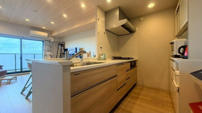 【キッチン】 | リビオシティ三国ヶ丘 | 家族を身近に感じる対面式キッチンです！食器洗浄機付きのシステムキッチンで使いやすいです！