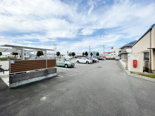 プロヌーブ沖洲　Ⅲ番館の駐車場