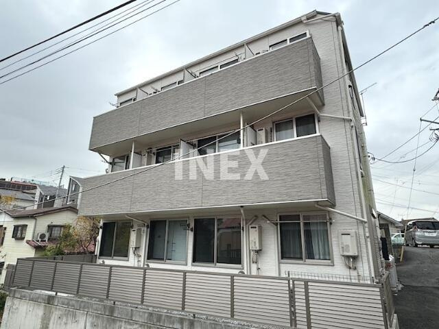 横浜市港南区上大岡東１丁目のアパートの外観