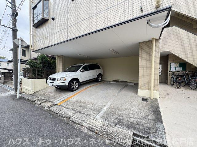フローレンス新松戸の駐車場