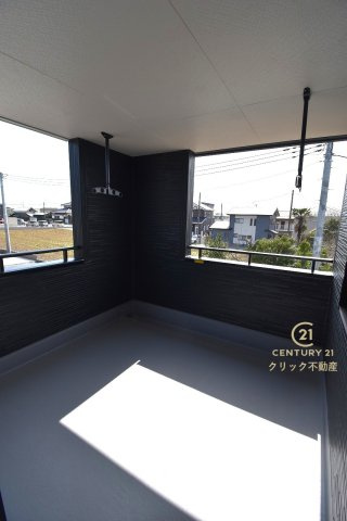 リーブルガーデン  ひたちなか足崎　20期　1のバルコニー|インナーバルコニーは洗濯物外干し派の強い味方！天気が変わりやすい季節の外出も安心です。外出が難しい日に出るだけでも気分転換になる、嬉しいスペースです。