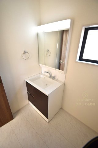 リーブルガーデン  ひたちなか足崎　20期　1の独立洗面台|見た目の美しさだけではなく、機能性も追求した使い勝手の良い独立洗面化粧台。窓があるので採光、通風良好です！