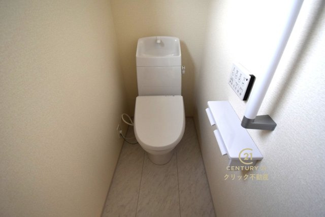 リーブルガーデン  ひたちなか足崎　20期　1のトイレ|毎日使う空間と機能だから、いつまでも清潔なスペースであってほしいのがトイレです。お掃除しやすいシンプルなデザインです。