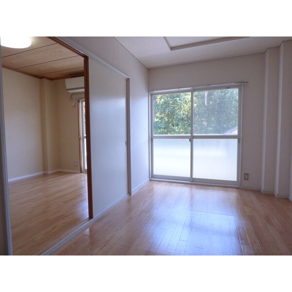 ハイム東岡崎の居間・リビング