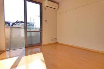 【居間・リビング】 | アクアハイツ | 6.1帖の洋室になります。