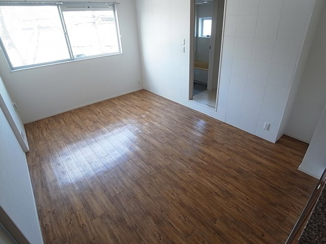 プリオーレリベルタの居間・リビング|日当たり良好の明るいリビングスペース