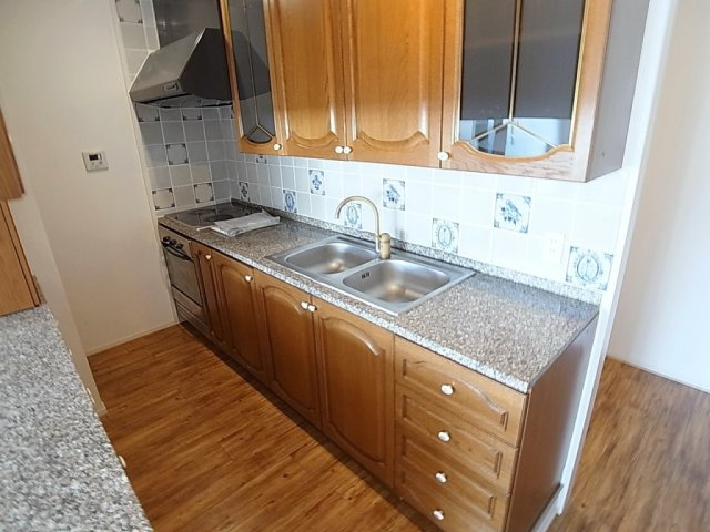 プリオーレリベルタのキッチン|非常に大きなウッド調のシステム3口ＩＨキッチン