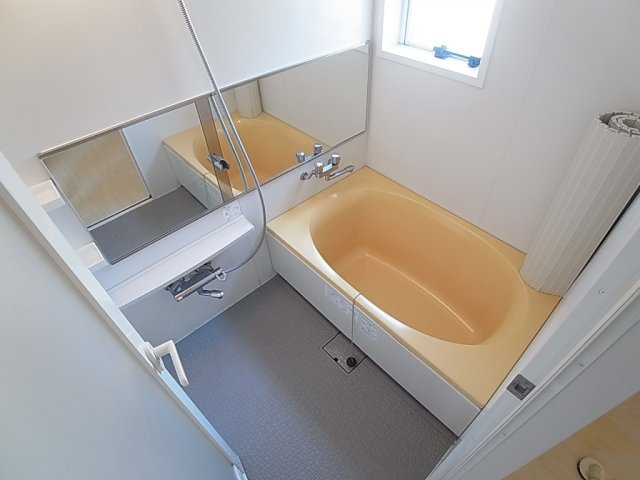 プリオーレリベルタの浴室|窓付きのお洒落な広々バスルーム