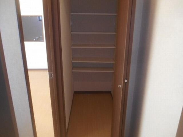 府中市栄町３丁目のアパートの収納