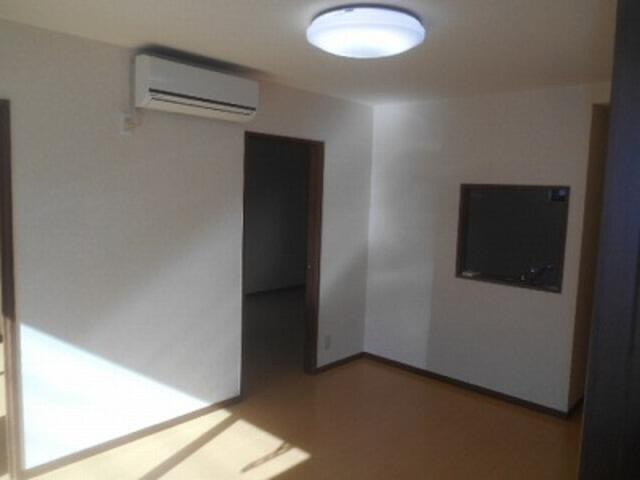 府中市栄町３丁目のアパートの居間・リビング