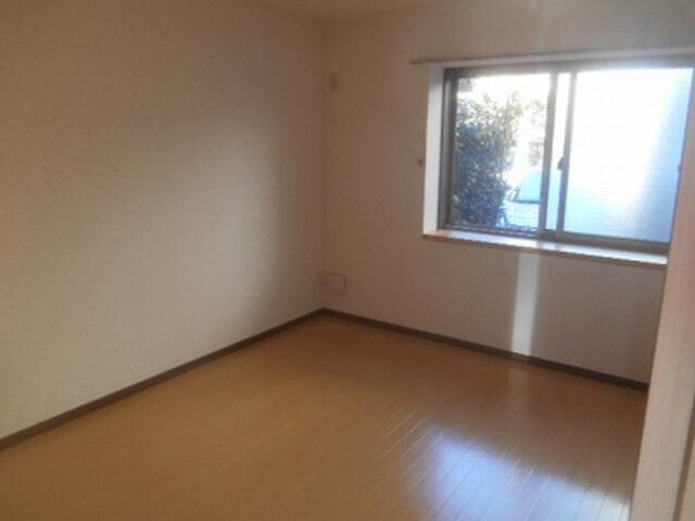 府中市栄町３丁目のアパートの洋室