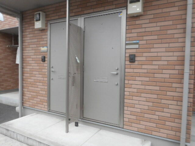 府中市栄町３丁目のアパートのエントランス