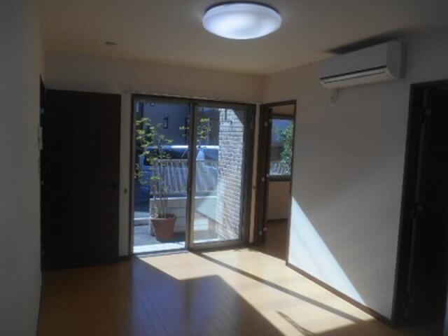 府中市栄町３丁目のアパートの居間・リビング