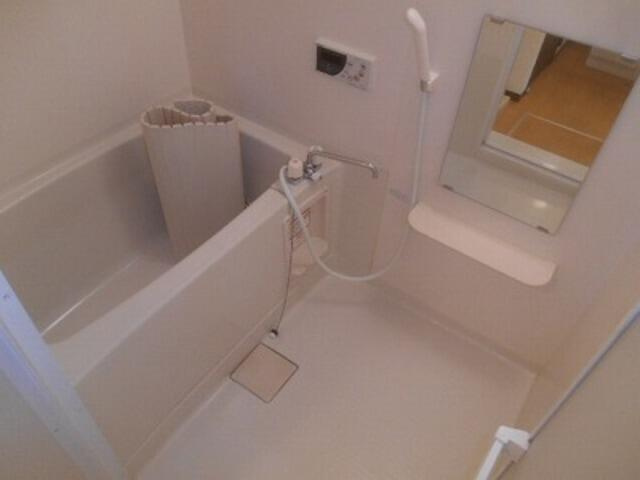 府中市栄町３丁目のアパートの浴室