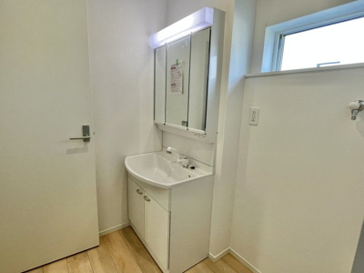 【独立洗面台】 | 【新築戸建て】秋田市楢山本町第3　1号棟 | ※写真は完成イメージです。同等仕様の物件にご案内可能です
三面鏡付き洗面台