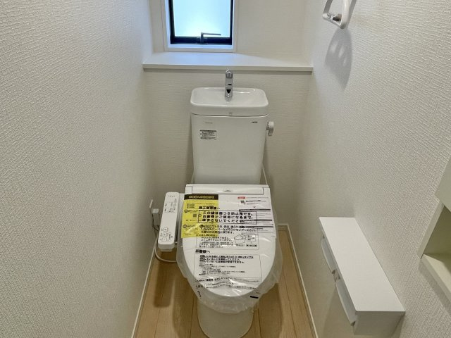 【新築戸建て】秋田市楢山本町第3　1号棟のトイレ|各階にトイレがあるので、来客時も安心。家族のプライバシーも保てる嬉しい設計です♪