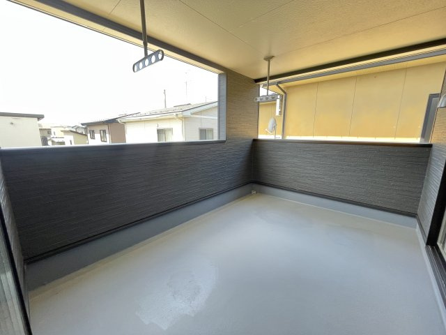 【新築戸建て】秋田市楢山本町第3　1号棟のバルコニー|開放感あふれるバルコニー、コンセント完備でアウトドアの楽しみ方が広がります♪