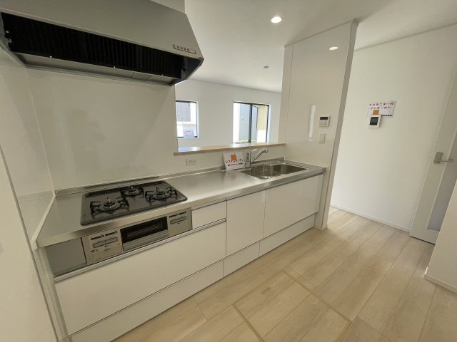 【新築戸建て】秋田市楢山本町第3　1号棟のキッチン|リビングを見渡せる対面キッチンで、家族との会話も弾む♪