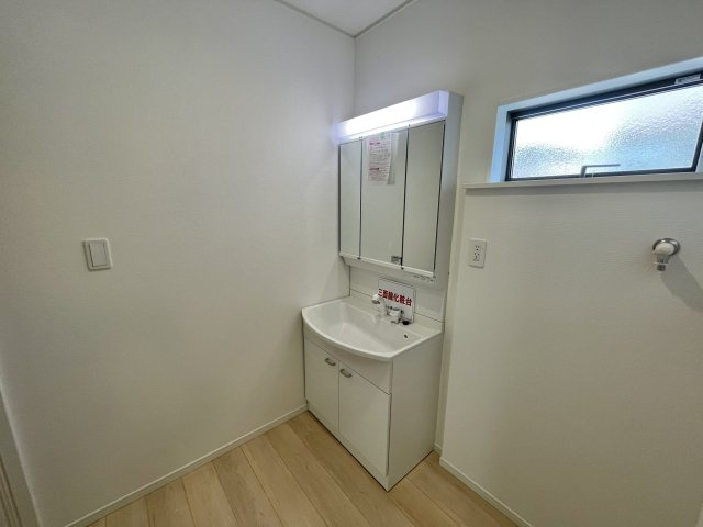 【新築戸建て】秋田市楢山本町第3　2号棟の独立洗面台|三面鏡付き洗面台◎毎日の生活に必要なアイテムをしっかり収納でき、洗面所周りがスッキリ♪
