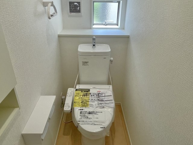 【新築戸建て】秋田市楢山本町第3　2号棟のトイレ|1階・2階にトイレを設置。家族の生活リズムに合わせて使えて、プライバシーにも配慮◎
