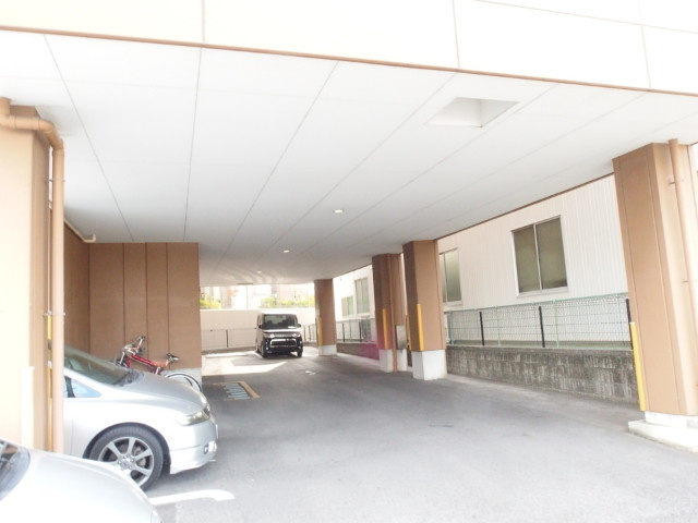 ハイムピラの駐車場