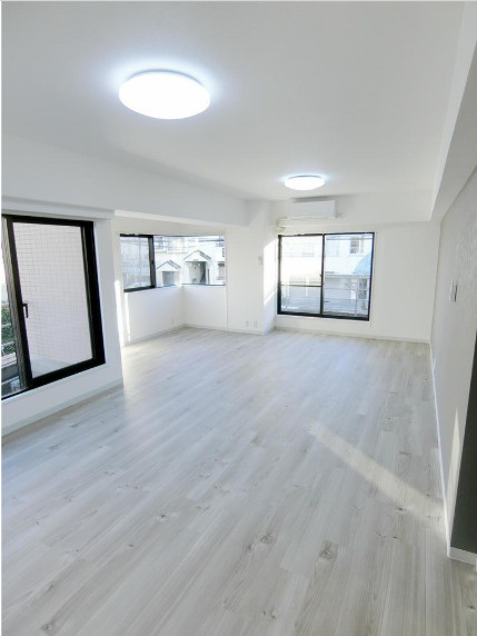 アズ三宿レジデンス　南向き　ペット相談　角部屋　2面バルコニーの居間・リビング