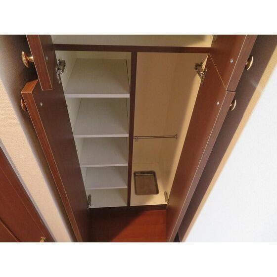 西川ビルの玄関